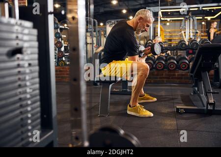 Serious Bodybuilder trainieren im Fitnessstudio Stockfoto