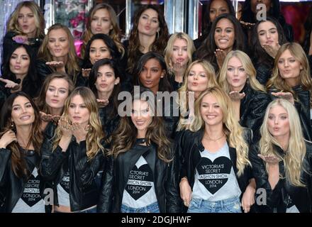 Victorias Secret Models wie Behati Prinsloo, Alessandra Ambrosoio, Elsa Hosk und Adriana Lima posiert vor dem Londoner Flagship-Store New Bond Street, England. Stockfoto