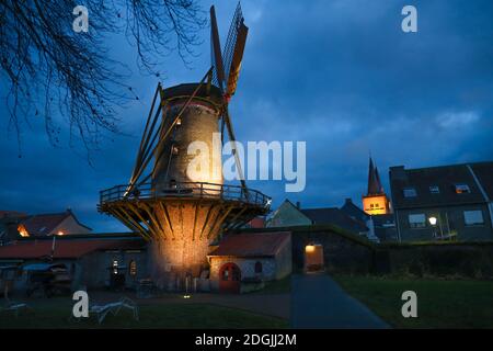 Blick auf die Stadt bei Nacht nach Regen in der Straße von Duisburg, mit Windmühle Laterne in Deutschland eingeschaltet. Stockfoto