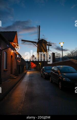 Blick auf die Stadt bei Nacht nach Regen in der Straße von Duisburg, mit Windmühle Laterne in Deutschland eingeschaltet. Stockfoto