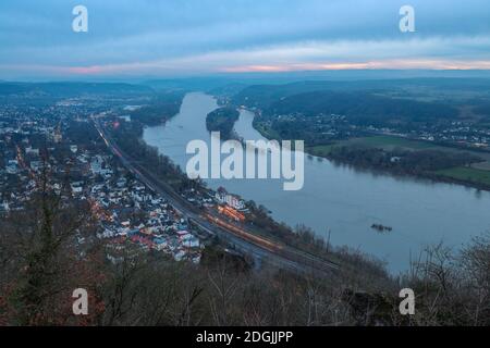 Blick auf Königswinter in Deutschland am Rhein bei Sonnenuntergang mit bewölktem Himmel. Stockfoto