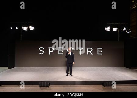 Sam Mendes nimmt an der LIVE-Ankündigung VON BOND 24 Teil, um den Produktionsstart des 24. Bond-Films in den Pinewood Studios, London, zu markieren.der Titel und die Besetzung des 24. Bond-Films wurden enthüllt, was den Beginn der Hauptfotografie am Montag, den 8. Dezember markierte Stockfoto
