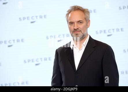 Sam Mendes nimmt an der LIVE-Ankündigung VON BOND 24 Teil, um den Produktionsstart des 24. Bond-Films in den Pinewood Studios, London, zu markieren.der Titel und die Besetzung des 24. Bond-Films wurden enthüllt, was den Beginn der Hauptfotografie am Montag, den 8. Dezember markierte Stockfoto