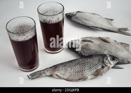 Getrocknete Fische auf den Tisch und ein Glas Bier Stockfoto