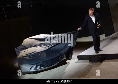 Sam Mendes nimmt an der LIVE-Ankündigung VON BOND 24 Teil, um den Produktionsstart des 24. Bond-Films in den Pinewood Studios, London, zu markieren.der Titel und die Besetzung des 24. Bond-Films wurden enthüllt, was den Beginn der Hauptfotografie am Montag, den 8. Dezember markierte Stockfoto