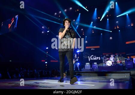 EXKLUSIVE Bradley Simpson der Amps live auf der Bühne während der Capital FM Jingle Bell Ball 2014 in der O2 Arena, London statt Stockfoto