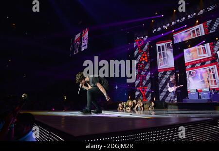 EXKLUSIVE Bradley Simpson der Amps live auf der Bühne während der Capital FM Jingle Bell Ball 2014 in der O2 Arena, London statt Stockfoto