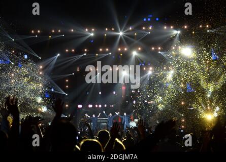 EXKLUSIV Mark Owen, Gary Barlow und Howard Donald von nehmen, dass (von links nach rechts) live auf der Bühne während der Capital FM Jingle Bell Ball 2014 in der O2 Arena, London statt Stockfoto