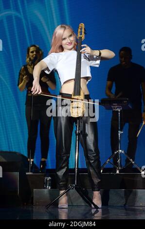 EXKLUSIVE Grace Chatto von Clean Bandit live auf der Bühne während des Capital FM Jingle Bell Ball 2014 in der O2 Arena, London statt Stockfoto