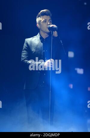 EXKLUSIVES JJ Hamblett von Union J live auf der Bühne während des Capital FM Jingle Bell Ball 2014 in der O2 Arena, London. Stockfoto