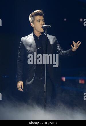 EXKLUSIVES JJ Hamblett von Union J live auf der Bühne während des Capital FM Jingle Bell Ball 2014 in der O2 Arena, London. Stockfoto