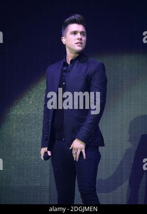 EXKLUSIVES JJ Hamblett von Union J live auf der Bühne während des Capital FM Jingle Bell Ball 2014 in der O2 Arena, London. Stockfoto