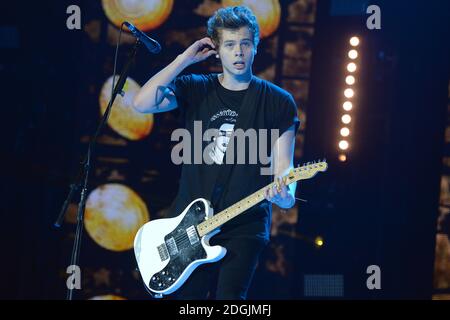 EXKLUSIVE *** Luke Hemmings von 5 Sekunden Sommer live auf der Bühne während der Capital FM Jingle Bell Ball 2014 in der O2 Arena, London statt Stockfoto