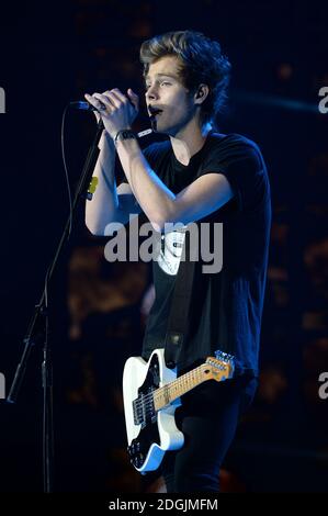 EXKLUSIVE *** Luke Hemmings von 5 Sekunden Sommer live auf der Bühne während der Capital FM Jingle Bell Ball 2014 in der O2 Arena, London statt Stockfoto