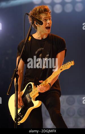 EXKLUSIVE *** Luke Hemmings von 5 Sekunden Sommer live auf der Bühne während der Capital FM Jingle Bell Ball 2014 in der O2 Arena, London statt Stockfoto