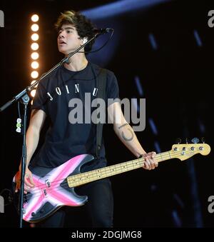 EXKLUSIVE *** Calum Hood 5 Sekunden des Sommers live auf der Bühne während der Capital FM Jingle Bell Ball 2014 in der O2 Arena, London statt Stockfoto