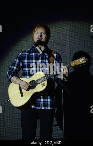 EXKLUSIV *** Ed Sheeran live auf der Bühne während des Capital FM Jingle Bell Ball 2014 in der O2 Arena, London statt Stockfoto