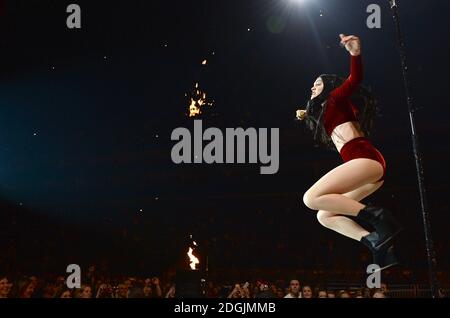 EXCLUSIVE *** Jessie J live auf der Bühne während des Capital FM Jingle Bell Ball 2014 in der O2 Arena, London statt Stockfoto