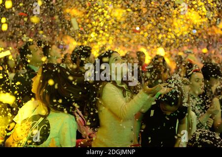 EXKLUSIVE *** Fans in der Menge genießen die Atmosphäre während des Capital FM Jingle Bell Ball 2014 in der O2 Arena, London statt Stockfoto