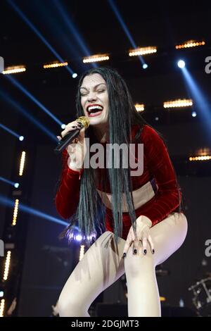 EXCLUSIVE *** Jessie J live auf der Bühne während des Capital FM Jingle Bell Ball 2014 in der O2 Arena, London statt Stockfoto