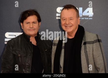 Jim Kerr und Charlie Burchill (links) von Simple Minds, die für die Sports Personality of the Year Awards 2014 bei der SSE Hydro, Glasgow, ankommen. Stockfoto