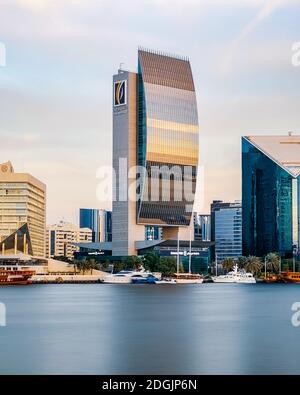 DUBAI, VEREINIGTE ARABISCHE EMIRATE - 25. Dez 2018: Allgemeine Ansichten im Dubai Creek mit dem Hauptquartier der Emirates NBD Bank Stockfoto