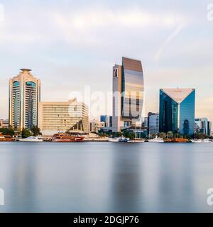 DUBAI, VEREINIGTE ARABISCHE EMIRATE - 25. Dez 2018: Allgemeine Ansichten im Dubai Creek mit dem Hauptquartier der Emirates NBD Bank Stockfoto