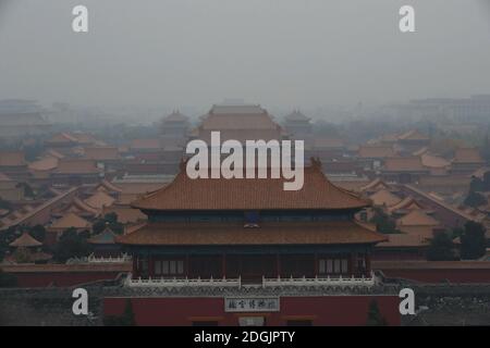 --FILE--Blick nach unten aus Wanchun Pavillon im Jingshan Park, die Verbotene Stadt ist in Smog gehüllt, und die gelbe Warnung für schwere Luftverschmutzung ist s Stockfoto