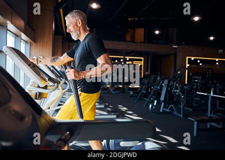 Seriöse Sportler tun Cardio-Training im Fitnessstudio Stockfoto