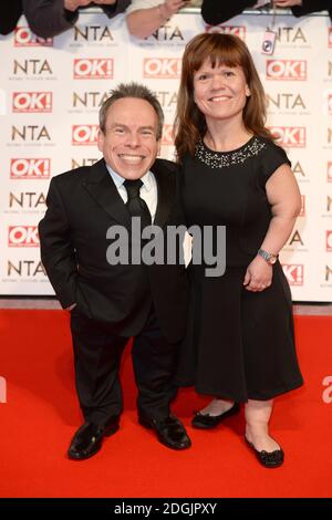 Warwick Davis und Frau Samantha auf dem roten Teppich bei den National Television Awards 2015 in der O2 Arena, London. In diesem Jahr feiern die NTA ihr 20. Jahr. Stockfoto