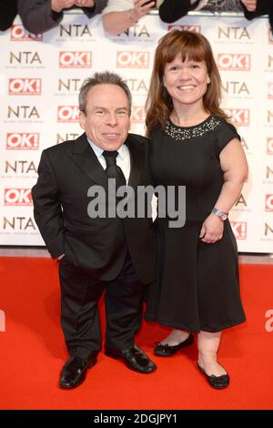 Warwick Davis und Frau Samantha auf dem roten Teppich bei den National Television Awards 2015 in der O2 Arena, London. In diesem Jahr feiern die NTA ihr 20. Jahr. Stockfoto