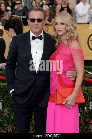 Kevin Costner und Frau Christine Baumgartner kommen auf dem roten Teppich bei den 21. Annual Screen Actors Guild Awards im Shrine Auditorium in Los Angeles an. Stockfoto