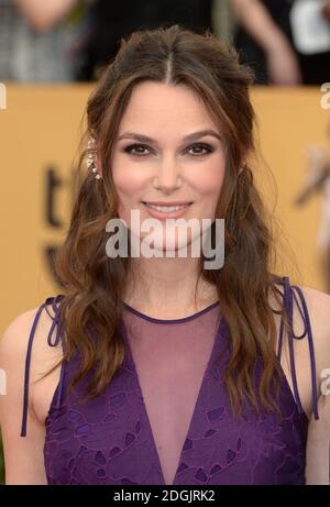 Keira Knightley kommt auf dem roten Teppich bei den 21. Annual Screen Actors Guild Awards, die im Shrine Auditorium in Los Angeles stattfinden. Stockfoto