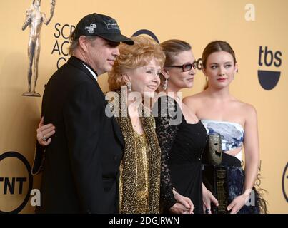 Todd Fisher, Schauspielerin Debbie Reynolds, Schauspielerin Carrie Fisher und Billie Lourd backstage im Presseraum bei den 21. Annual Screen Actors Guild Awards, die im Shrine Auditorium in Los Angeles stattfinden. Stockfoto