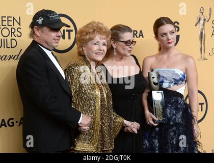 Todd Fisher, Schauspielerin Debbie Reynolds, Schauspielerin Carrie Fisher und Billie Lourd backstage im Presseraum bei den 21. Annual Screen Actors Guild Awards, die im Shrine Auditorium in Los Angeles stattfinden. Stockfoto