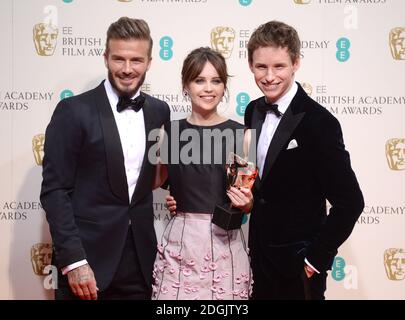 David Beckham (Presenter), Felicity Jones und Eddie Redmayne mit dem Preis für herausragenden britischen Film (Theory of Everything) im Pressesaal der EE British Academy Film Awards 2015 im Royal Opera House in Covent Garden, London. Stockfoto