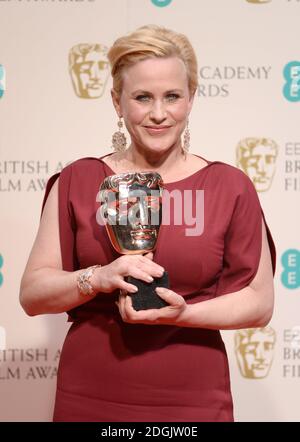 Patricia Arquette mit dem Preis für die beste Nebendarstellerin (Boyhood) im Presseraum bei den EE British Academy Film Awards 2015 im Royal Opera House in Covent Garden, London. Stockfoto