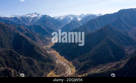 Landschaft nach der ökologischen Restaurierung von Lenglongling im Qilian Gebirge im Menyuan Bezirk, Haibei Tibetische Autonome Präfektur, Westchina Qin Stockfoto