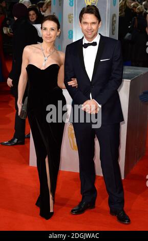 Dougrey Scott und seine Frau Claire Forlani nahmen an den EE British Academy Film Awards 2015 im Royal Opera House in Covent Garden, London, Großbritannien, Teil. Stockfoto