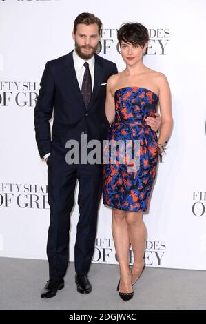 Jamie Dornan (links) und Frau Amelia Warner bei der britischen Filmpremiere von Fifty Shades of Grey im Odeon-Kino am Leicester Square, London Stockfoto