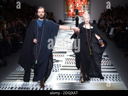 Dame Vivienne Westwood und Ehemann Andreas auf dem Laufsteg während des Fashion for Relief Charity Catwalk 2015 im Somerset House, dem Sitz des British Fashion Council, London Stockfoto