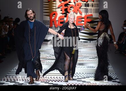 Dame Vivienne Westwood und Ehemann Andreas auf dem Laufsteg während des Fashion for Relief Charity Catwalk 2015 im Somerset House, dem Sitz des British Fashion Council, London Stockfoto