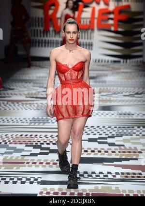 Alice Dellal auf dem Laufsteg während des Fashion for Relief Charity Catwalk 2015 im Somerset House, dem Sitz des British Fashion Council, London Stockfoto