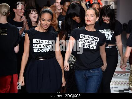 Sarah-Jane Crawford und Laura Whitmore auf dem Laufsteg während des Fashion for Relief Charity Catwalk 2015 im Somerset House, dem Sitz des British Fashion Council, London Stockfoto