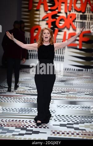 Sarah, Herzogin von York auf dem Laufsteg während des Fashion for Relief Charity Catwalk 2015 im Somerset House, dem Sitz des British Fashion Council, London Stockfoto