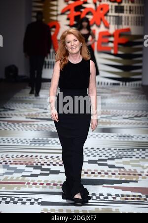 Sarah, Herzogin von York auf dem Laufsteg während des Fashion for Relief Charity Catwalk 2015 im Somerset House, dem Sitz des British Fashion Council, London Stockfoto