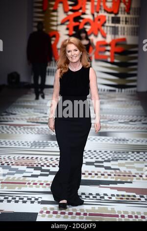 Sarah, Herzogin von York auf dem Laufsteg während des Fashion for Relief Charity Catwalk 2015 im Somerset House, dem Sitz des British Fashion Council, London Stockfoto