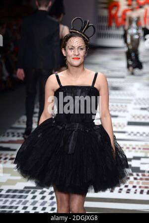 Caroline Flack auf dem Laufsteg während des Fashion for Relief Charity Catwalk 2015 im Somerset House, dem Sitz des British Fashion Council, London Stockfoto