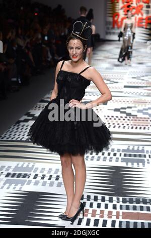 Caroline Flack auf dem Laufsteg während des Fashion for Relief Charity Catwalk 2015 im Somerset House, dem Sitz des British Fashion Council, London Stockfoto