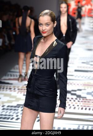 Laura Whitmore auf dem Laufsteg während des Fashion for Relief Charity Catwalk 2015 im Somerset House, dem Sitz des British Fashion Council, London Stockfoto